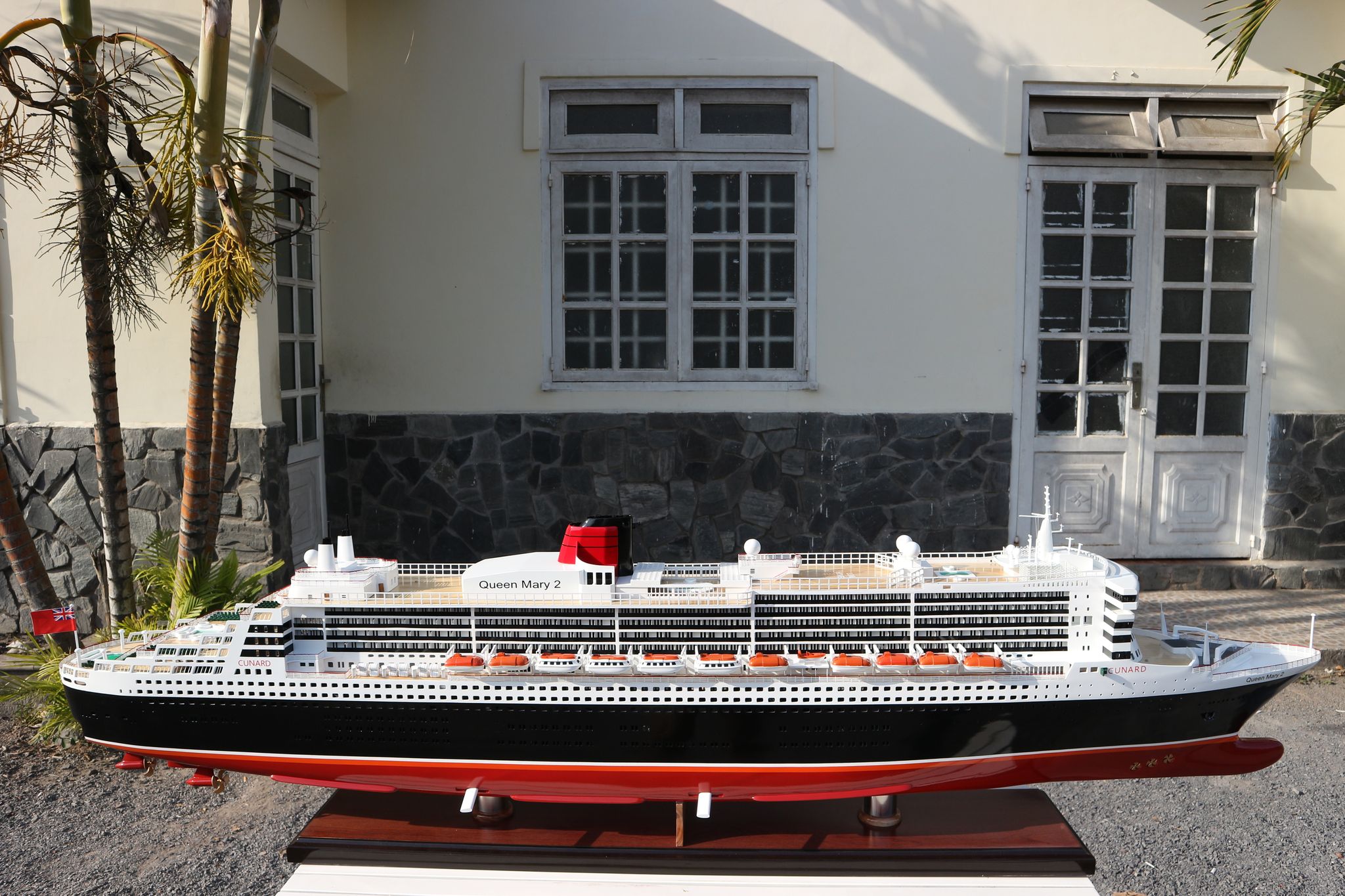 Queen Mary 2 Display Ship Model - GN (Copy)