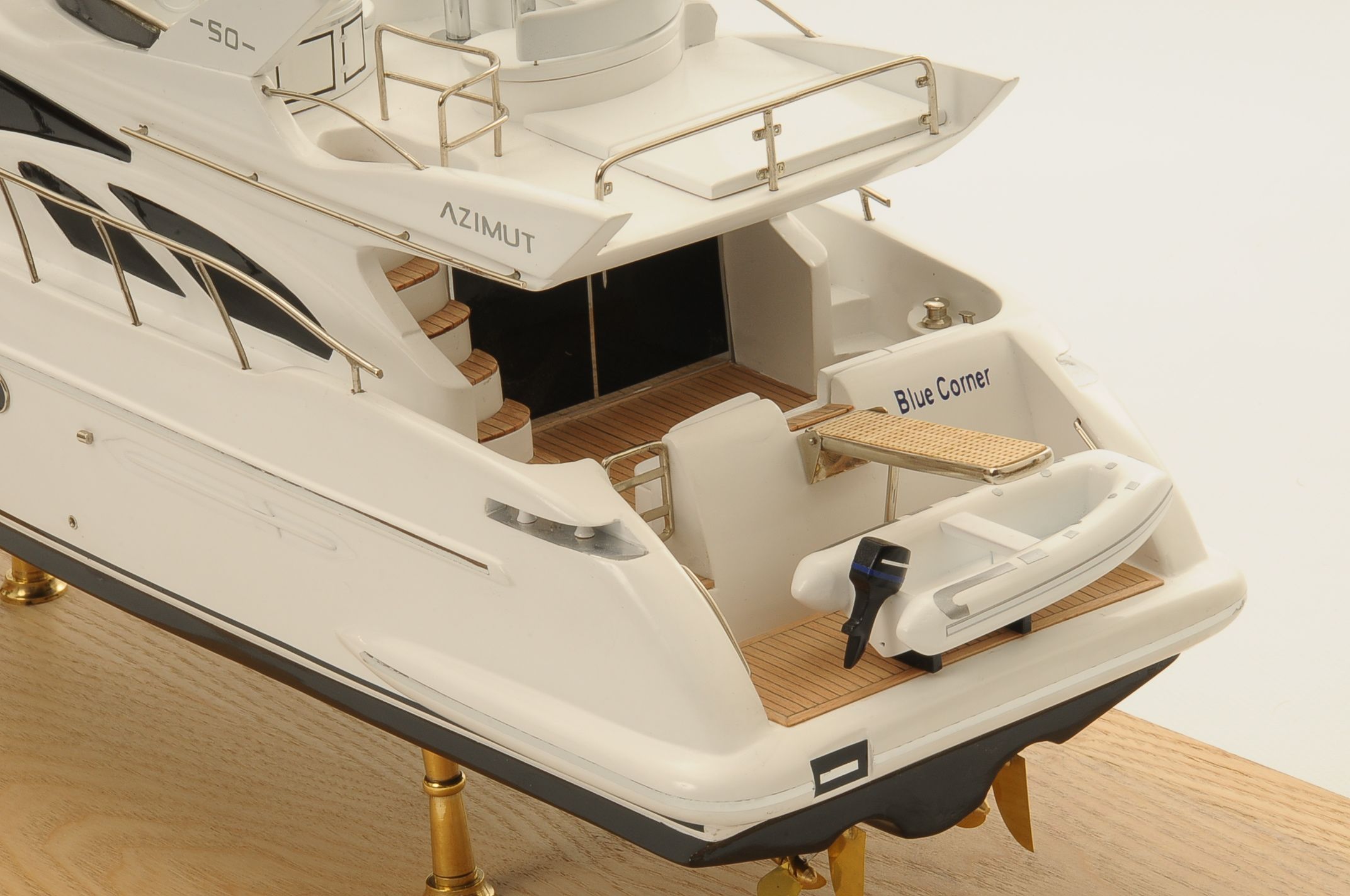 1399-6372-Azimut-Model-Yacht