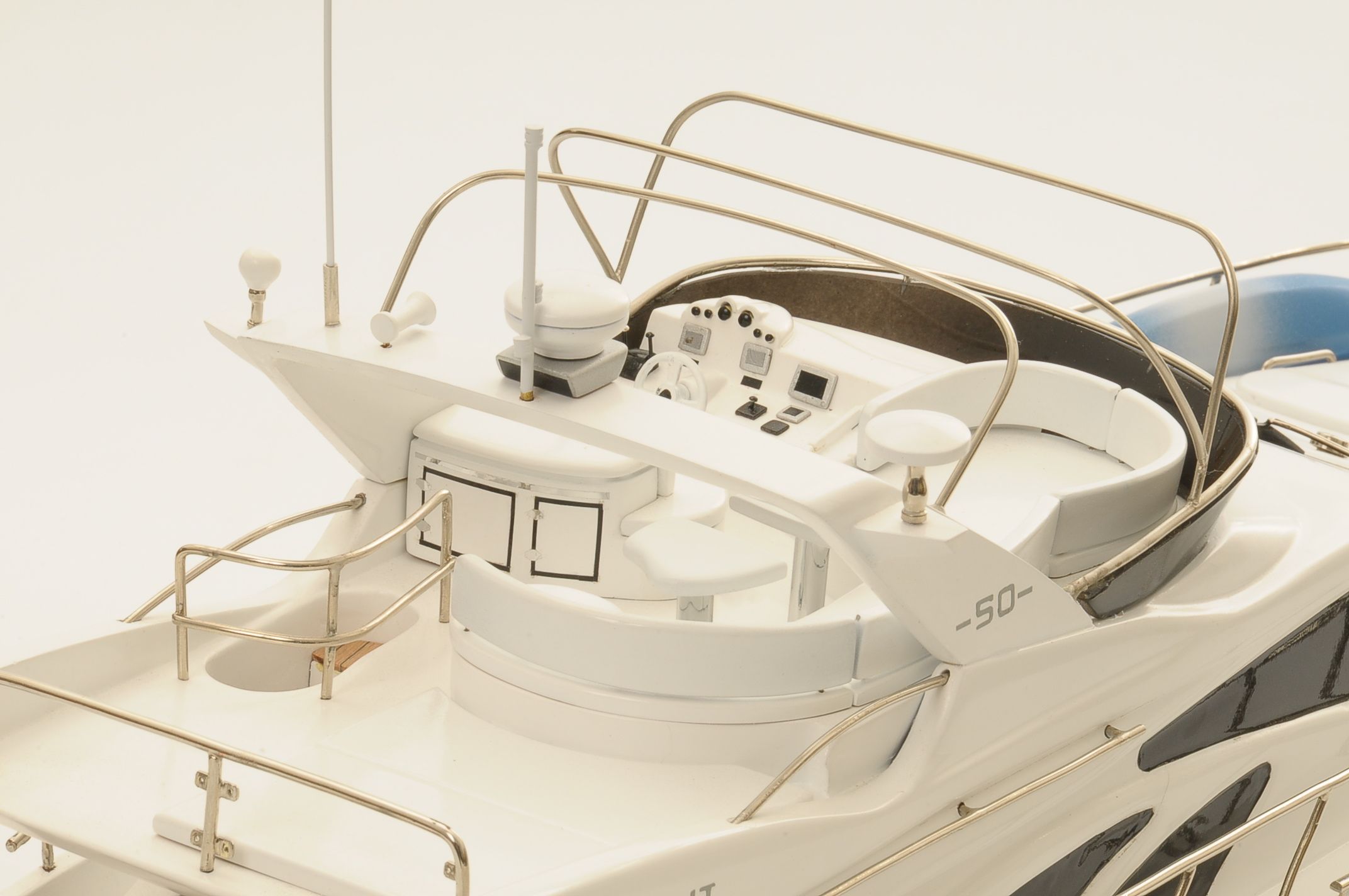 1399-6375-Azimut-Model-Yacht