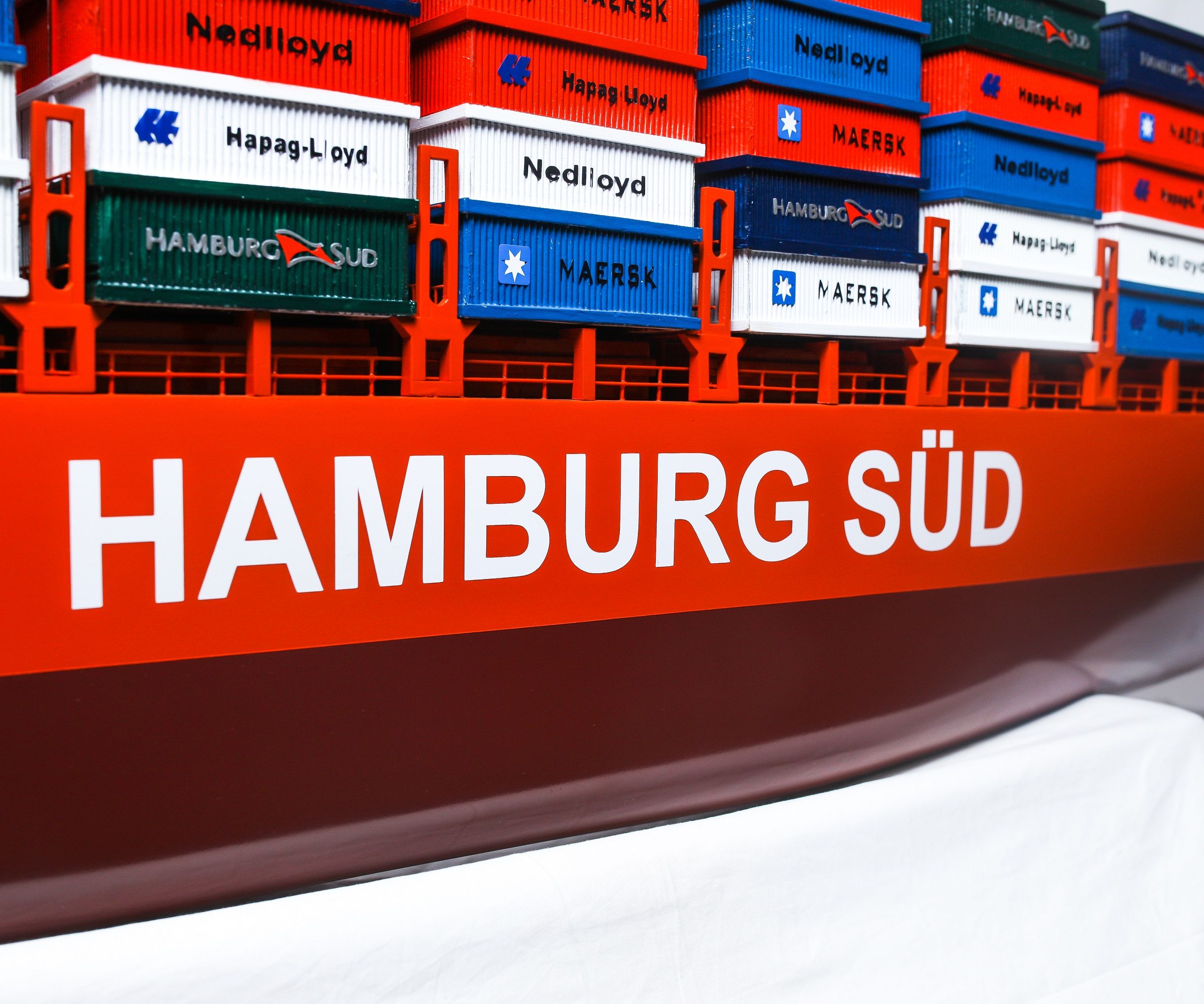 1527-9169-Hamburg-Sud-Container-Ship-Model