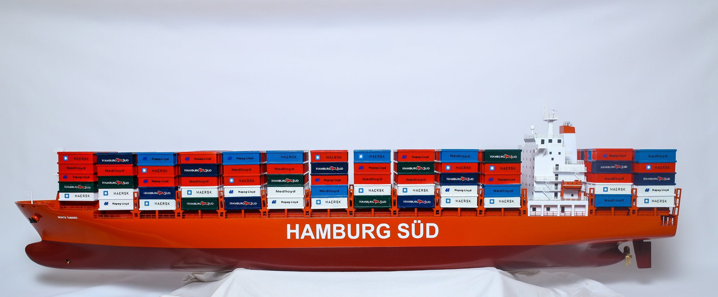 1527-9176-Hamburg-Sud-Container-Ship-Model