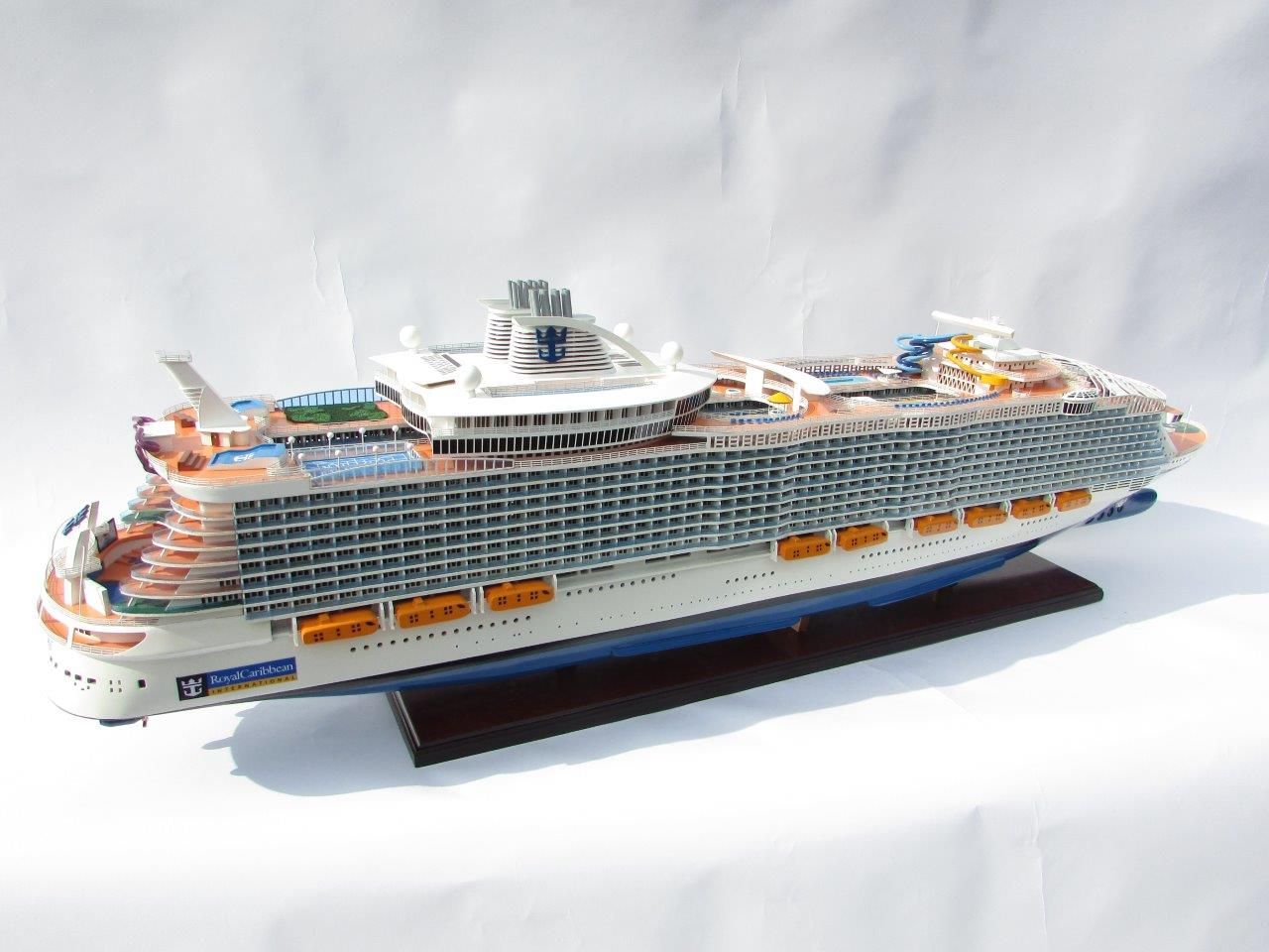 1784-10046-Harmony-of-the-Seas-Model-Ship