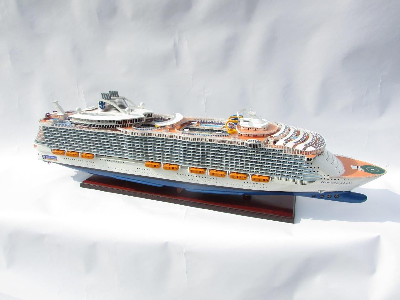 1784-10047-Harmony-of-the-Seas-Model-Ship
