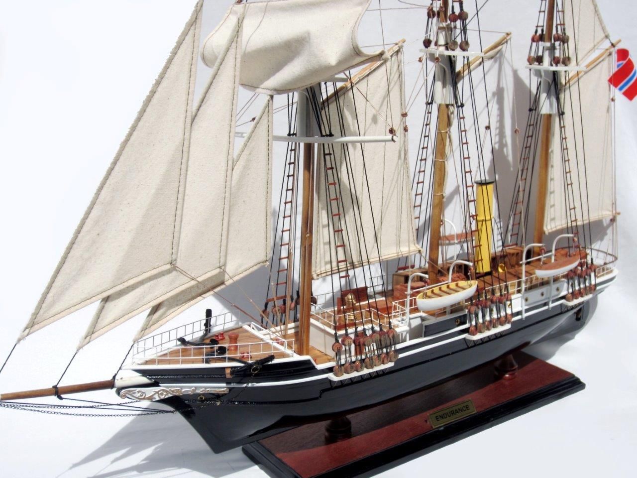 2044-12076-Endurance-Model-Boat