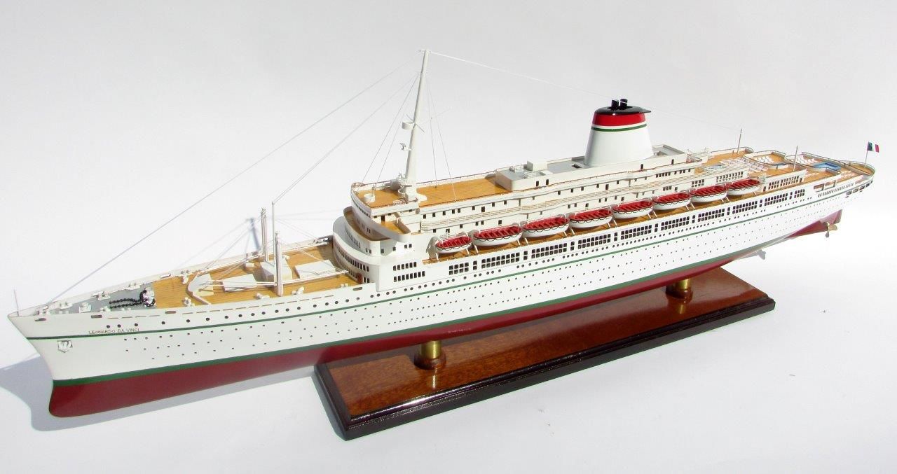 2049-12112-SS-Leonardo-Da-Vinci-White-Red-Hull-ship-model