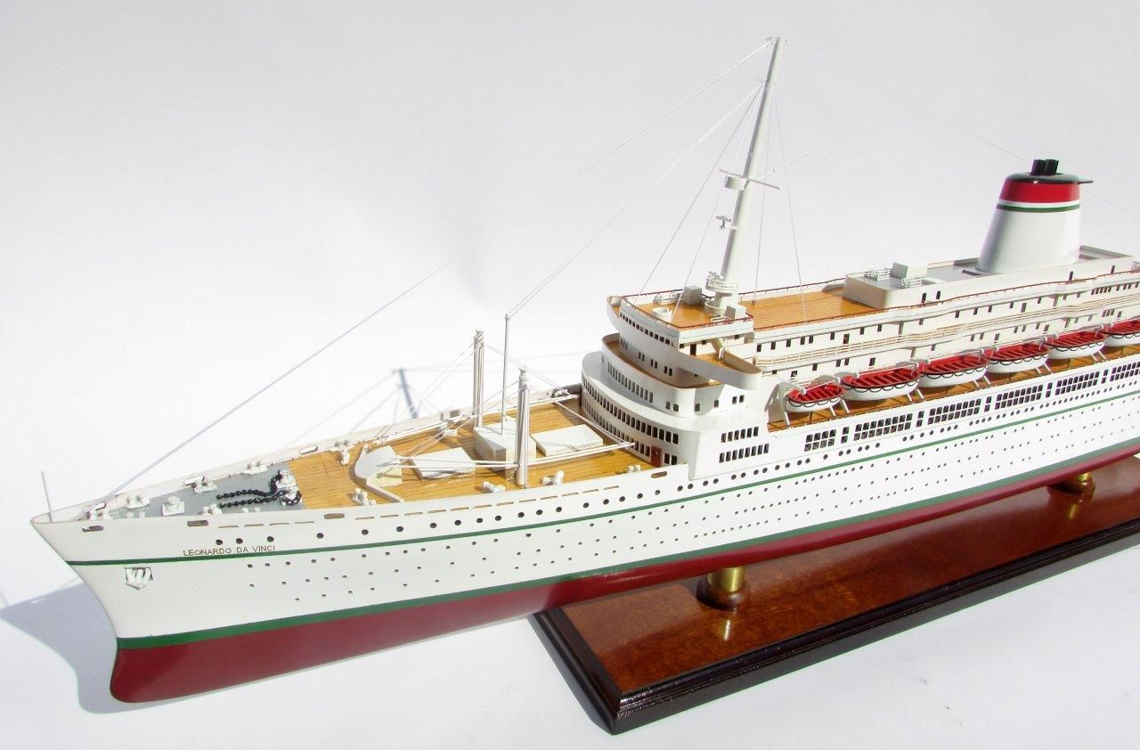 2049-12113-SS-Leonardo-Da-Vinci-White-Red-Hull-ship-model