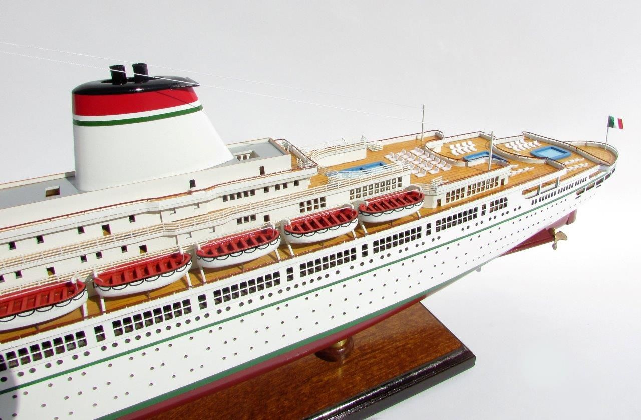 2049-12114-SS-Leonardo-Da-Vinci-White-Red-Hull-ship-model