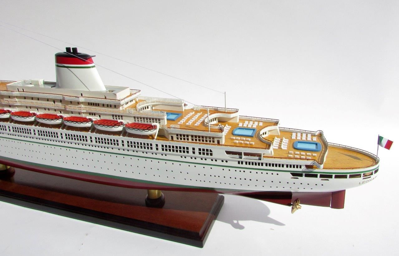 2049-12115-SS-Leonardo-Da-Vinci-White-Red-Hull-ship-model