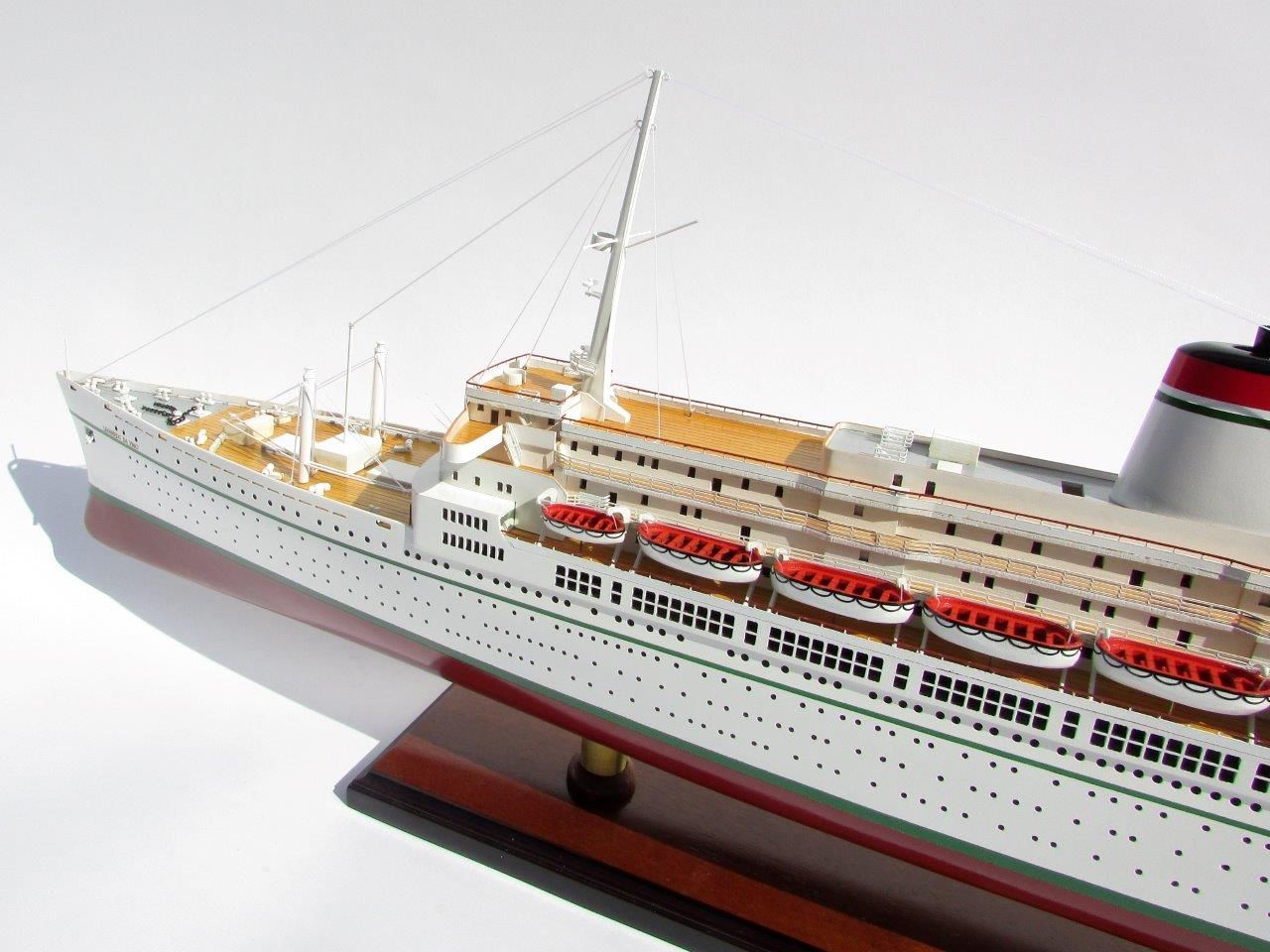 2049-12116-SS-Leonardo-Da-Vinci-White-Red-Hull-ship-model