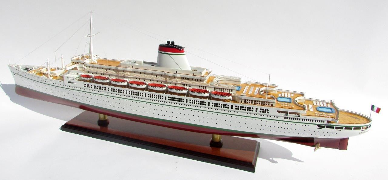 2049-12117-SS-Leonardo-Da-Vinci-White-Red-Hull-ship-model