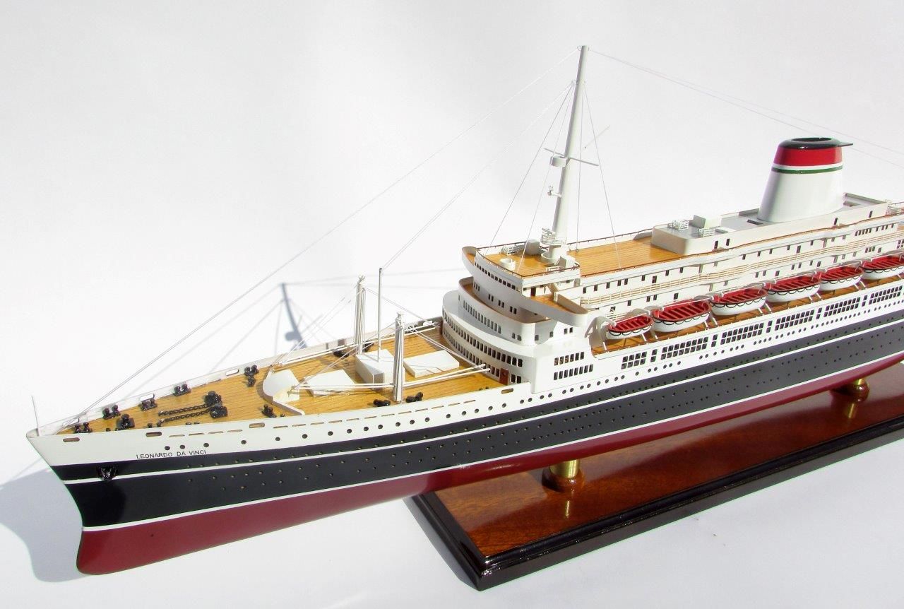 2050-12125-SS-Leonardo-Da-Vinci-Black-Red-Hull-ship-model