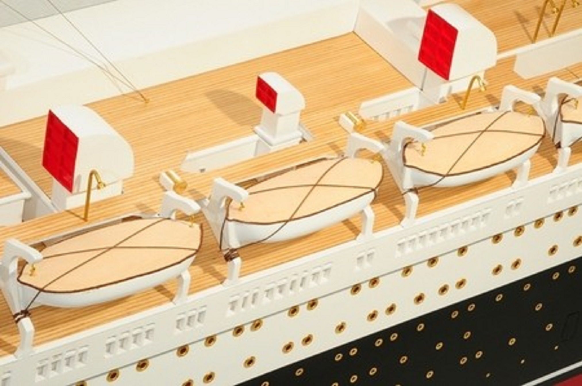 670-7593-RMS-Queen-Mary-Half-Model-Premier-Range