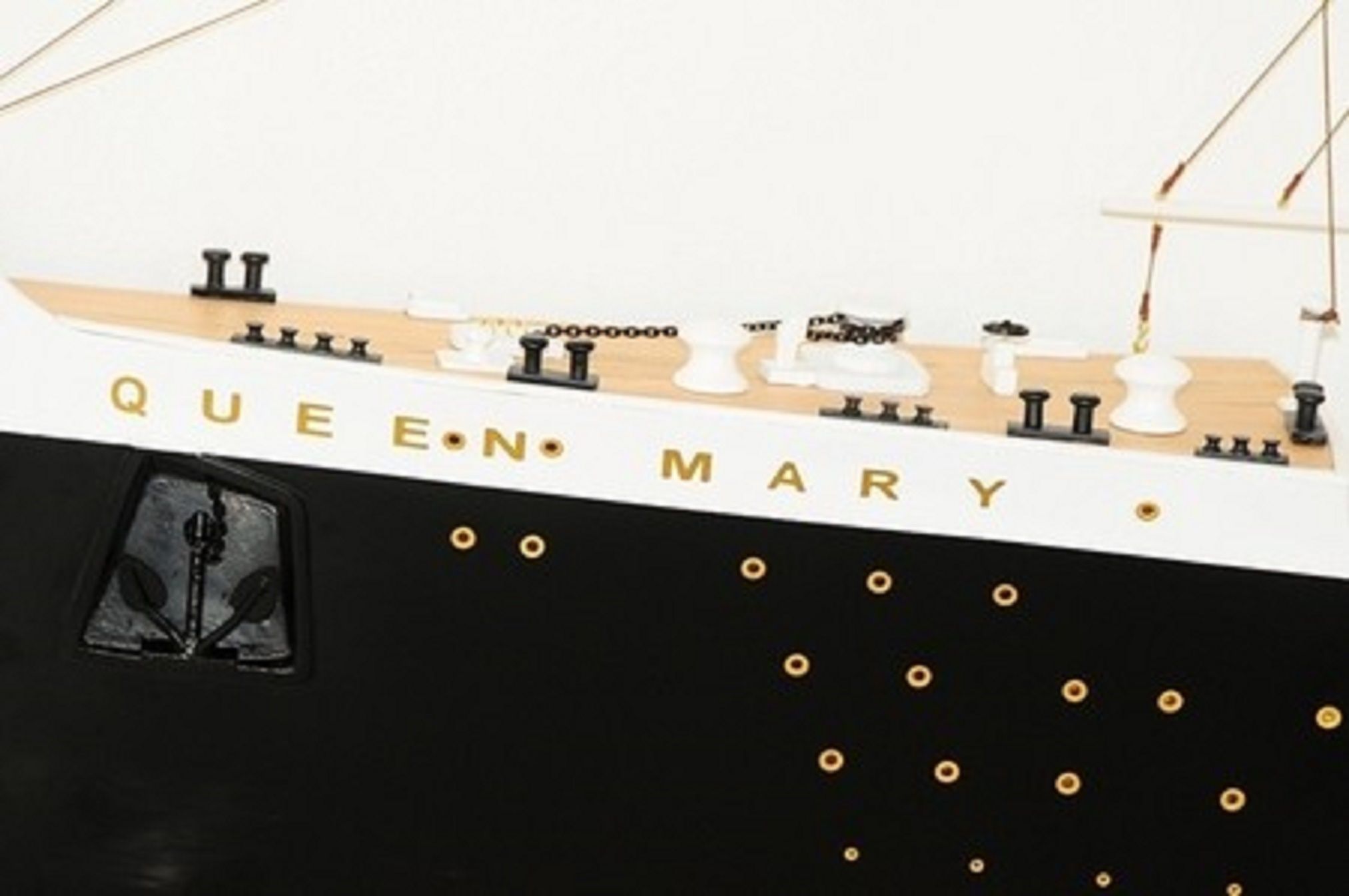 670-7595-RMS-Queen-Mary-Half-Model-Premier-Range