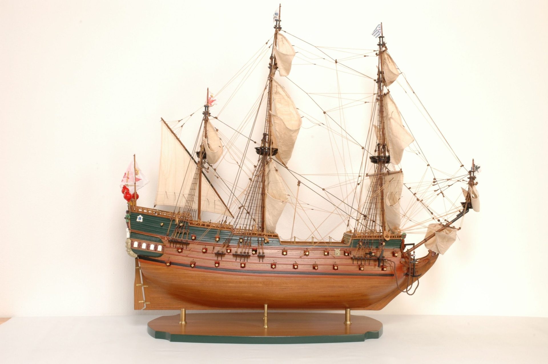 Wappen von Hamburg Display Ship Model (Superior Range) - Premier Ship Models