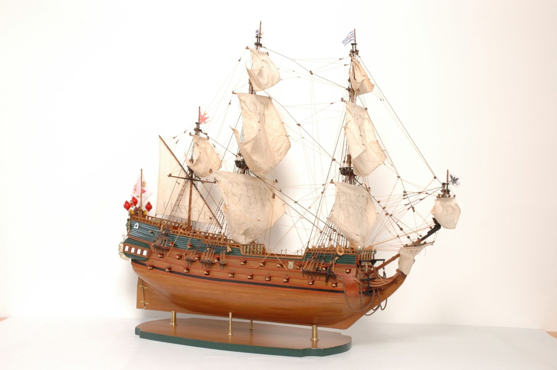 152-8209-Wappen-von-Hamburg-Ship-Model-Superior-Range-scaled