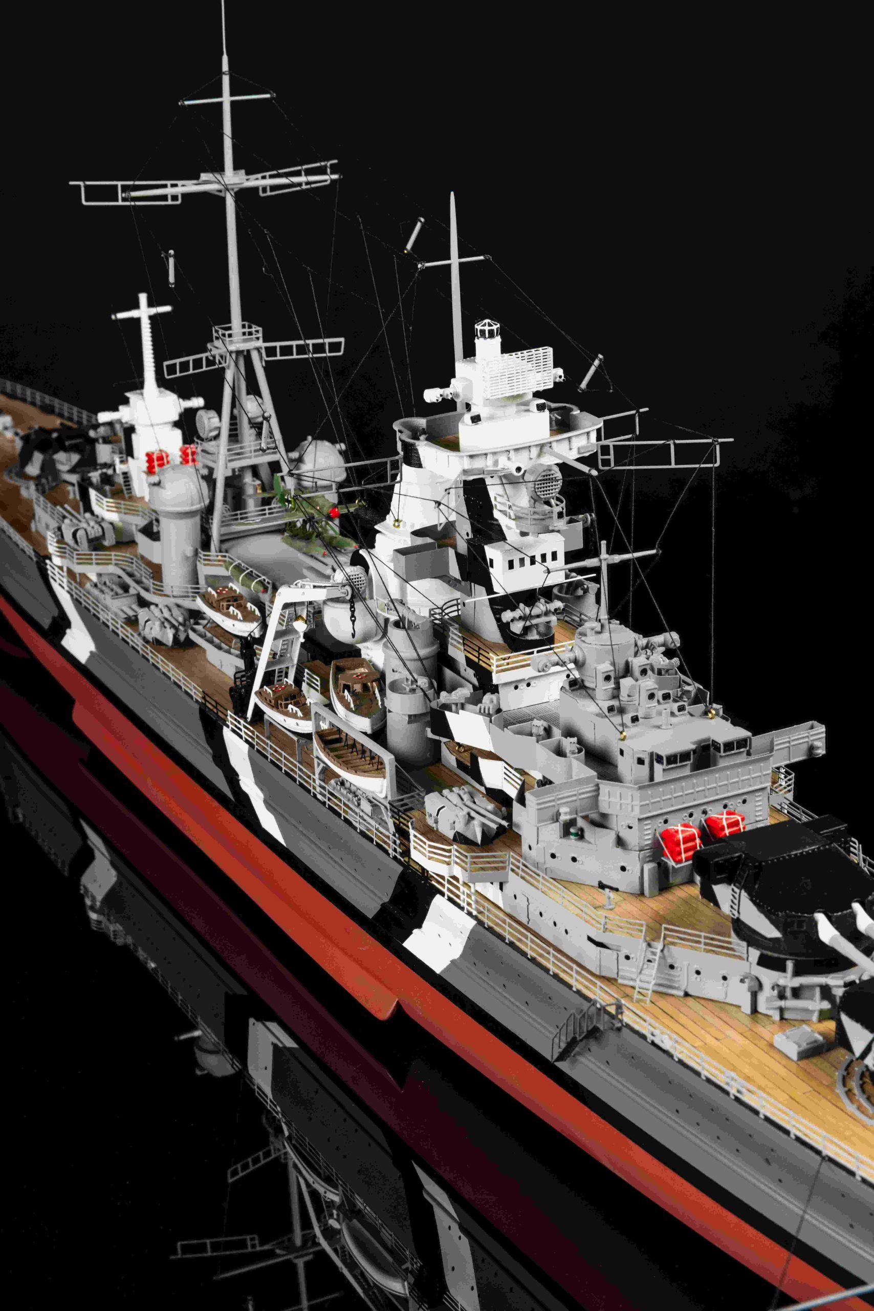 OcCre-Maqueta_de-madera_barco_prinz_eugen_1_200_lateral_vertical_fondo_negro-scaled