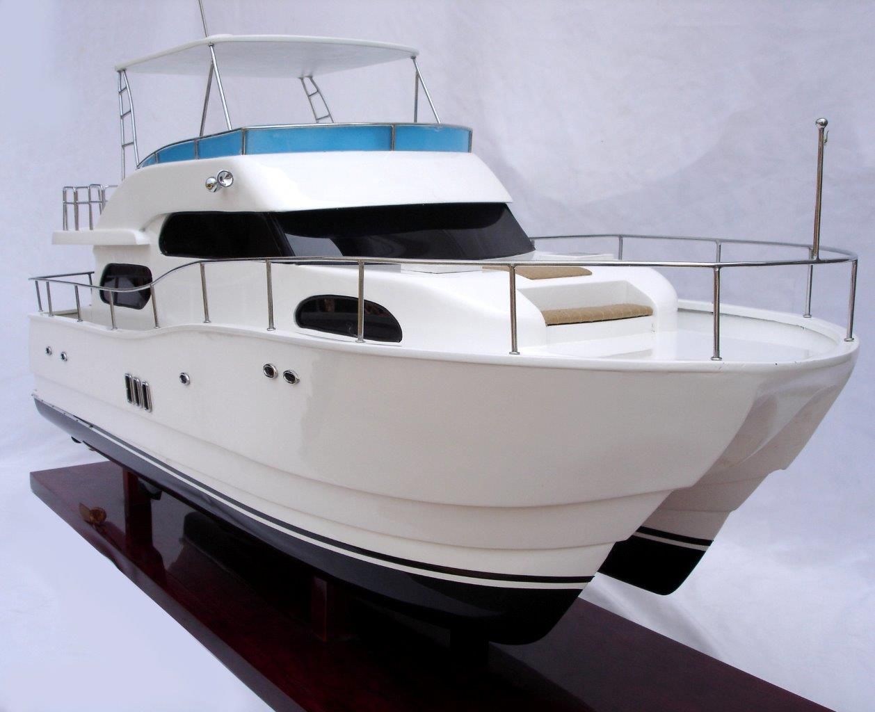 twin-hull viking sport yacht model boat
