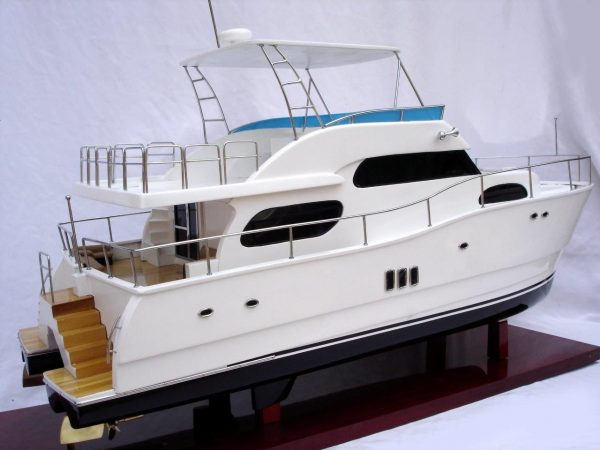 Twin-Hull Viking Sport Yacht Model Boat - GN