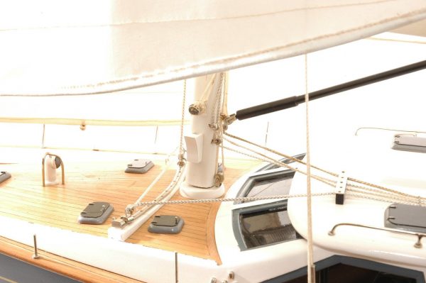 Discovery  55 model yacht