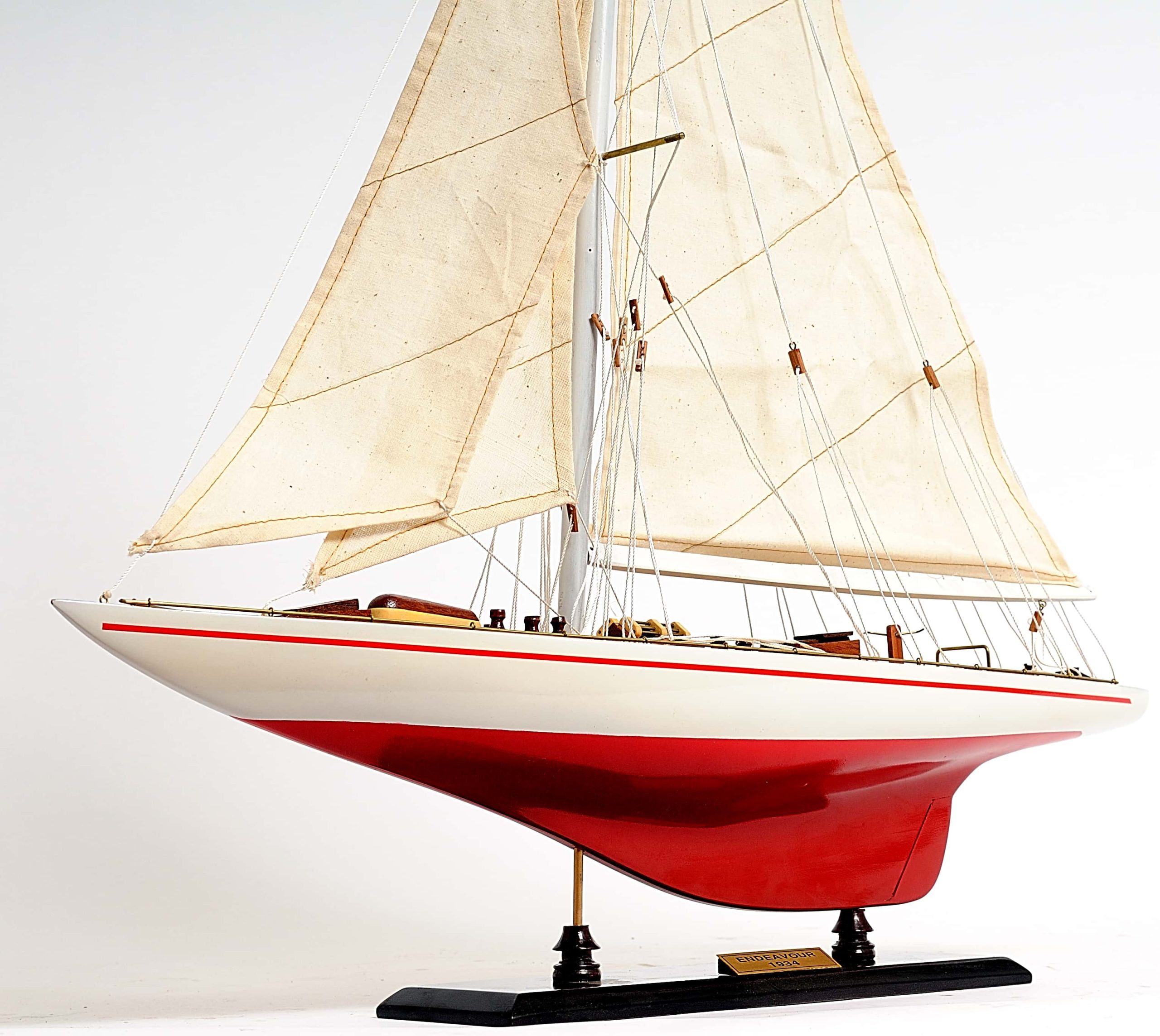 Endeavour Yacht Painted 24 Model Ship - OMH (Y139)