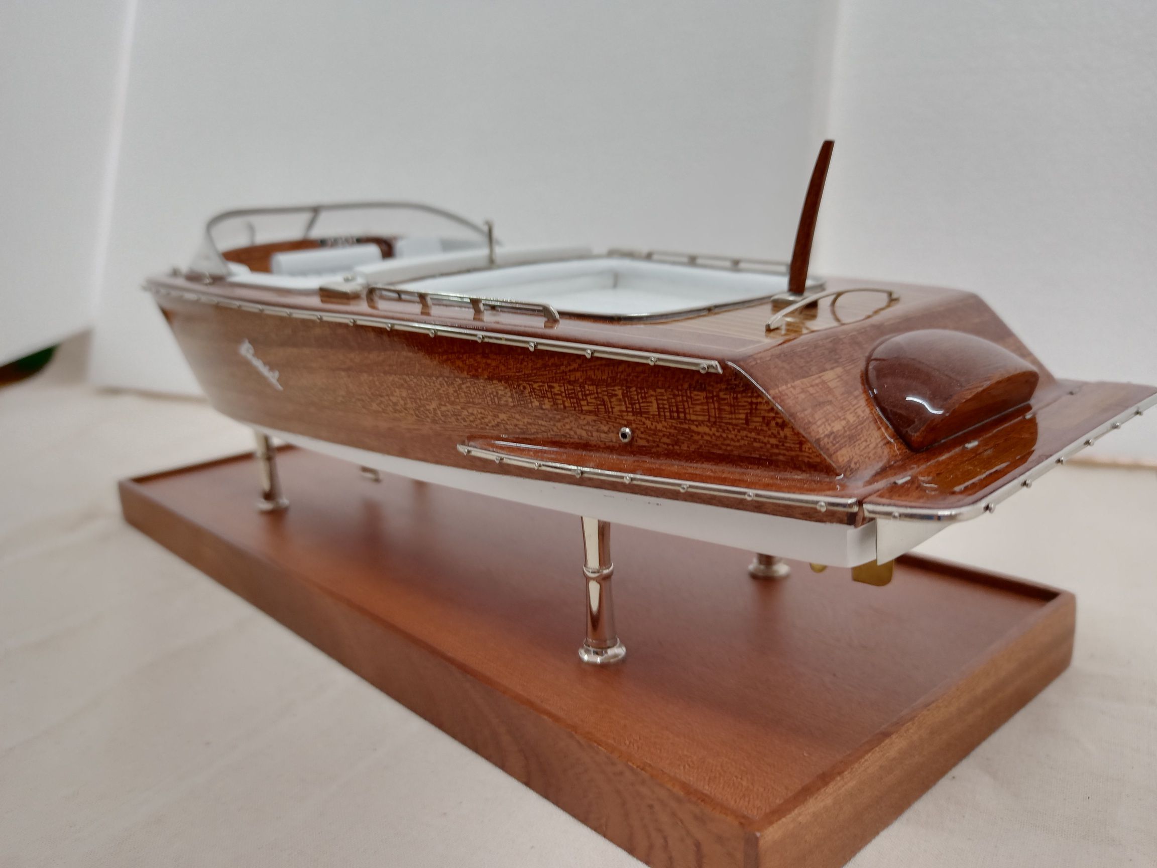 Boesch 710 Model Boat – PSM5432