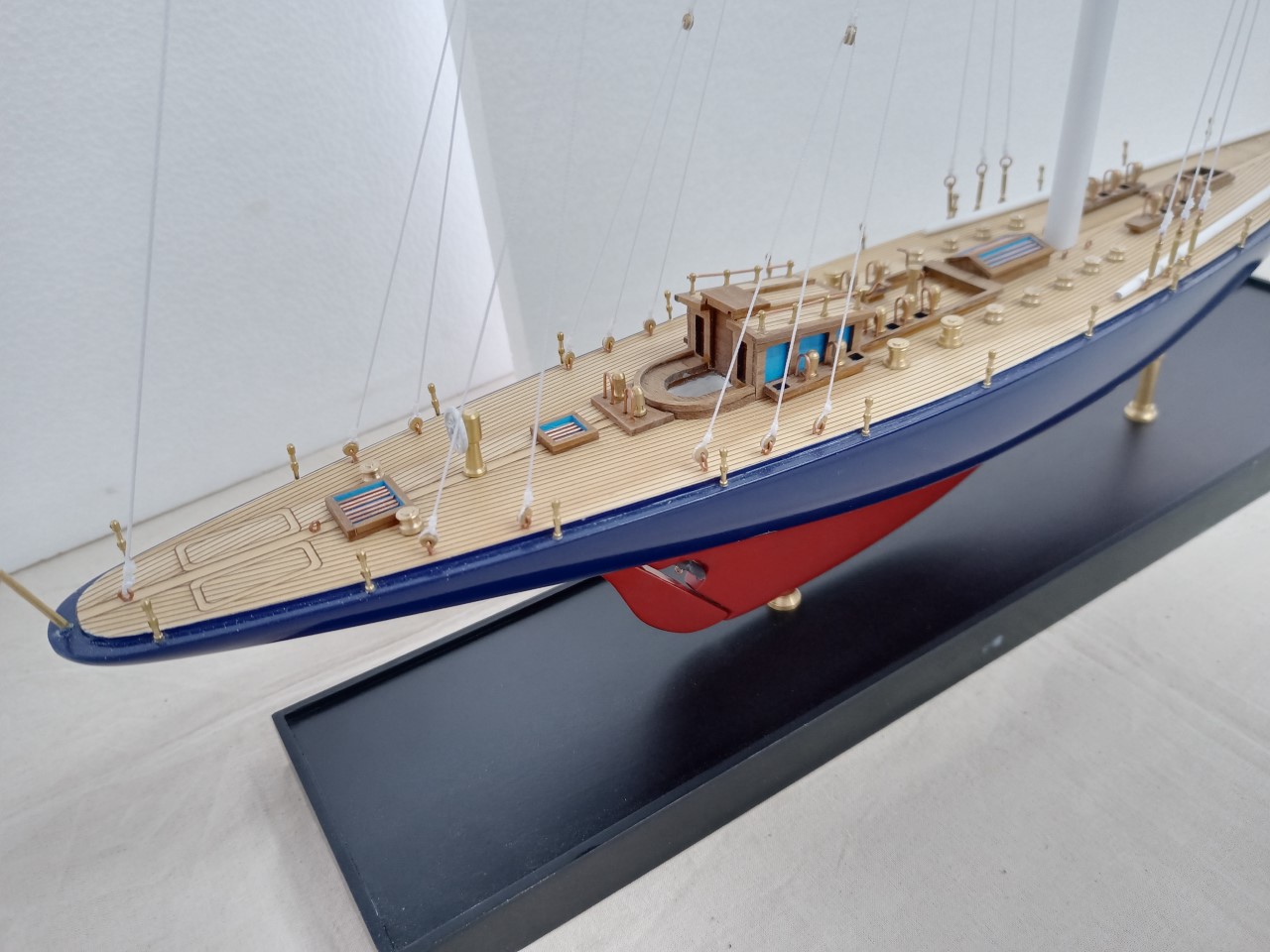 Endeavour Model Yacht  (Superior Range) - PSM